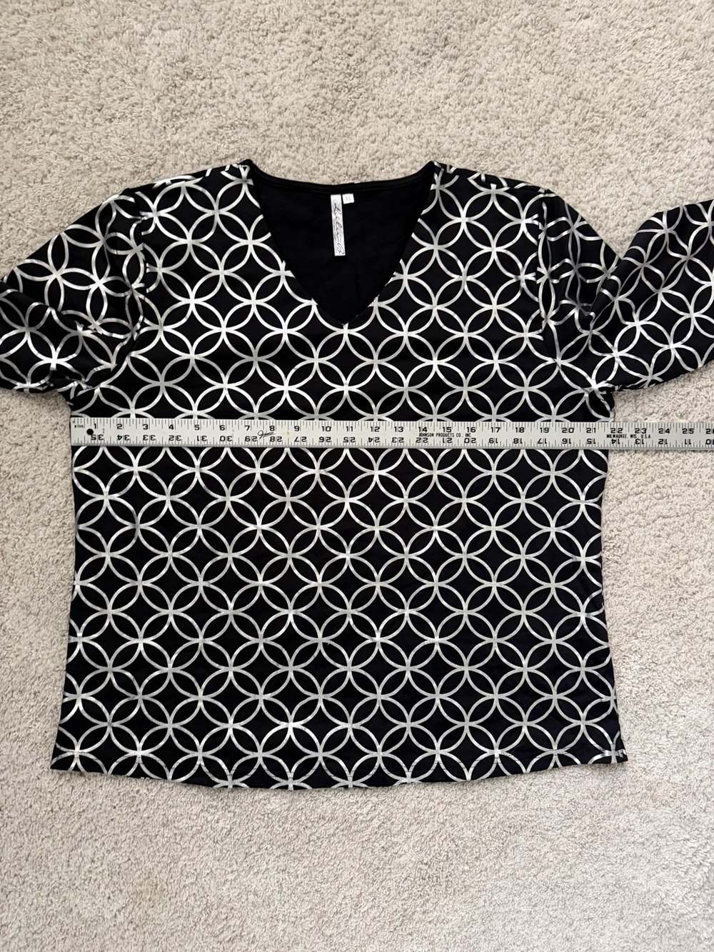 Lulu-B Black V-Neck Tunic with Silver Circle Geometric Print - Picture 6 of 7